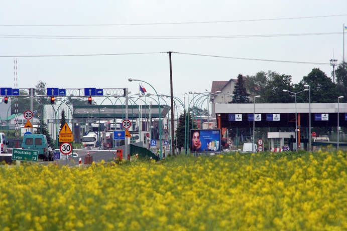 ZA_UA_0001.jpg - An den Straßen gibt es Möglichkeiten, sich sein KfZ von unten anzuschauen.